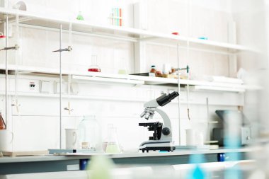 Arka plan resmi yeni ekipman, araç ve tablo boş laboratuvar mikroskop