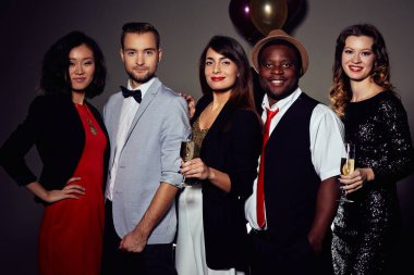 Ofisi Noel partisi yaparken fotoğraf için poz elinde şampanya flüt ile meslektaşlarının çok etnik gruptan oluşan grup