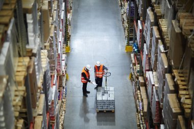 İşveren kask ve alt tarafından varlık itti forklift kamyon üzerinde paketlenmiş ürünler Tekdüzen gösteriliyor