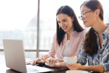 Finansal veriler veya satış tartışmak iki çağdaş iş kadınları