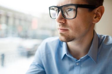 Modern genç işadamı gözlük ve mavi gömlek