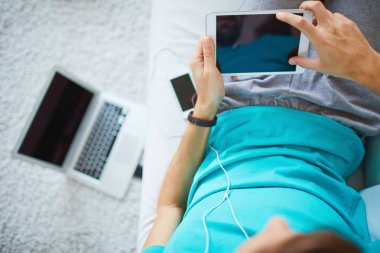 Hemen üstüne adam rahatlatıcı görünümünü modern araçlar ile Divan