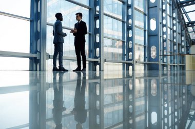 Ofis Merkezi içinde çalışma fikirleri tartışmak iş adamları