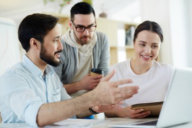 Satış istatistikleri online tartışan iş grup