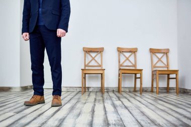 İşadamı takım ayakta odasında düşük bölümü