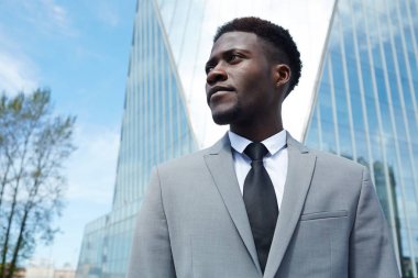 Genç çalışan gri takım elbise ve kravat