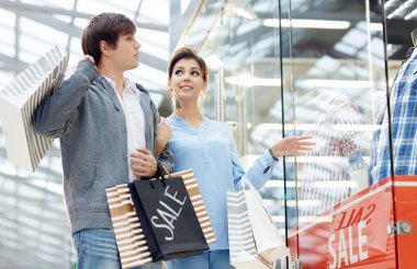 Paperbags yeni elbiseler içinde tartışmaya ile genç Sevgililer penceresini görüntülemek