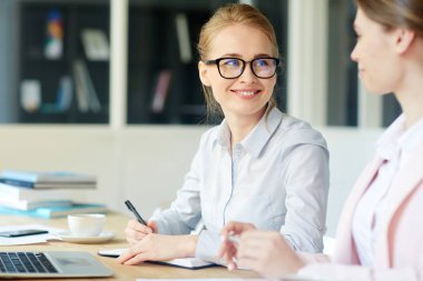 İşyeri tarafından fikirleri tartışmak iki dostu yöneticileri