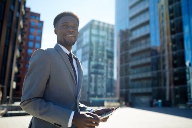 Touchpad üzerinde b ackground kentsel mimari ile genç uzman