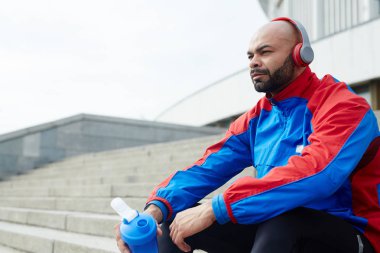 Dinlendirici sporcu arasında egzersiz molası su ile