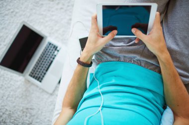 Modern insanın gadget'lar için serbest zaman sırasında evde bağımlısı yüksek açılı görünüş