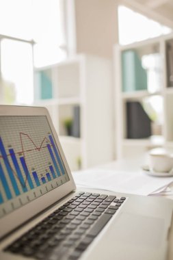 Hiçbir insan iş grafik dizüstü bilgisayar ekranında, geniş açık plan Office arka plan üzerinde iç yakın çekim vurdu