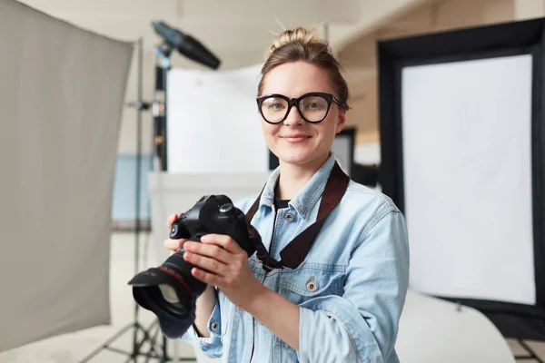 Jolie Fille Avec Photocaméra Tirant Dans Son Propre Photostudio — Photo