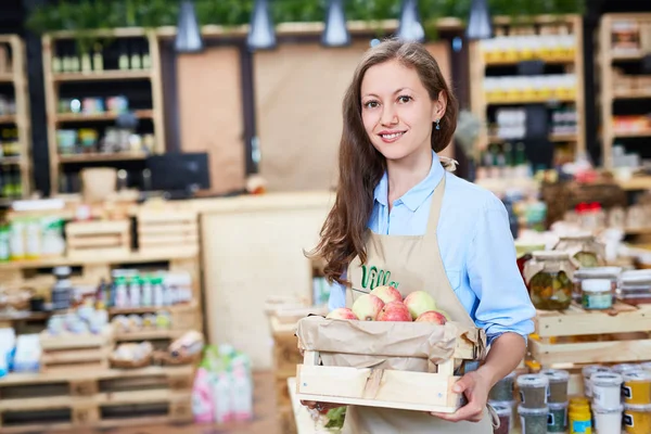 Taillenbild Der Hübschen Jungen Verkäuferin Die Eine Holzkiste Mit Reifen — Stockfoto