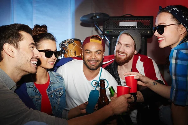 Multi Etnische Groep Lachende Jongeren Opknoping Nachtclub Feesten Roosteren Met — Stockfoto