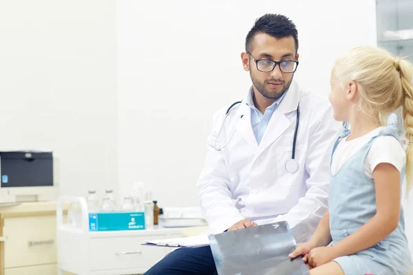 Kleine Patientin Mit Röntgenbild Spricht Mit Ihrem Arzt Über Untersuchungsergebnisse — Stockfoto