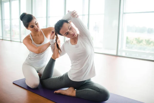 Persoonlijke Sport Trainer Helpen Van Jonge Vrouw Met Yoga Positie — Stockfoto
