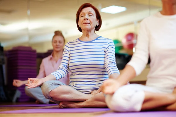 Friedliche Frau Sitzt Lotus Pose Fitnessstudio — Stockfoto