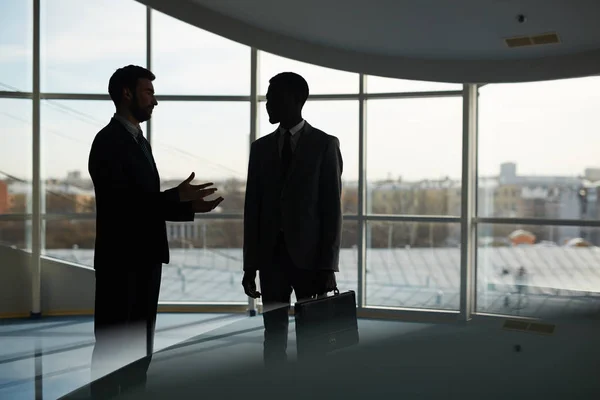 Élégants Hommes Affaires Interagissant Dans Hall Centre Bureau — Photo