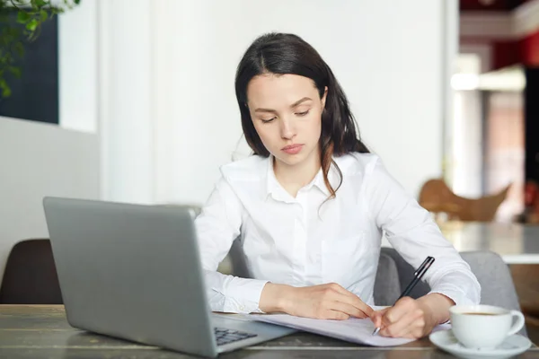 Une Jeune Femme Affaires Signe Des Papiers Fait Réseautage Café — Photo