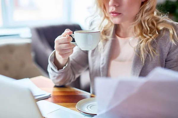 Zár Megjelöl Szemcsésedik Ból Felismerhetetlen Fiatal Vállalkozó Élvezi Illatos Cappuccino — Stock Fotó