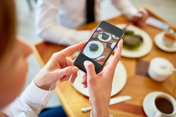 Primo Piano Una Donna Irriconoscibile Che Scatta Foto Appetitoso Hamburger — Foto Stock