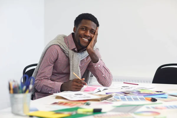 Szczęśliwy Student Lub Projektant Planowania Pracy Biurze — Zdjęcie stockowe