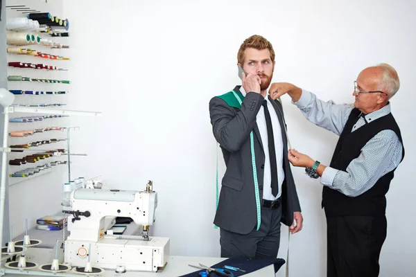 Jonge Zakenman Spreken Mobiel Tijdens Het Bezoek Maat — Stockfoto