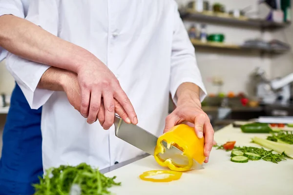 Entrenador Chef Rebanando Ingredientes Para Ensalada —  Fotos de Stock
