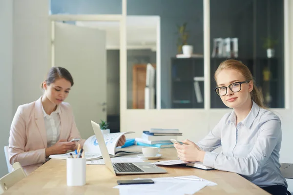 Jonge Vrouwen Met Gadgets Messaging Kantoor — Stockfoto