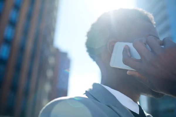 Joven Hombre Negocios Moderno Sosteniendo Teléfono Inteligente Por Oído Llamando —  Fotos de Stock