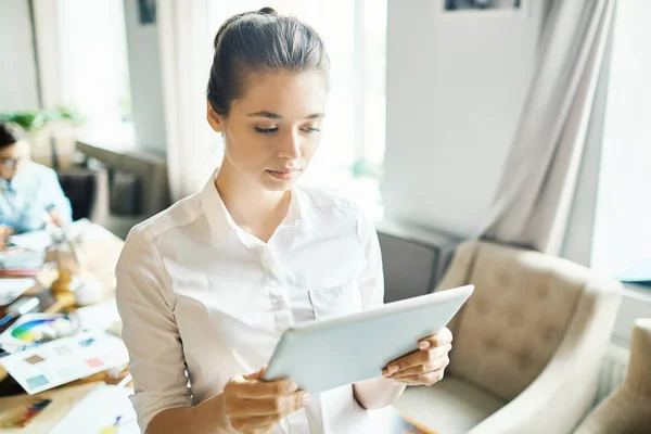 Young Woman Tablet Searching Net While Looking Popular Creative Trends — Stock Photo, Image