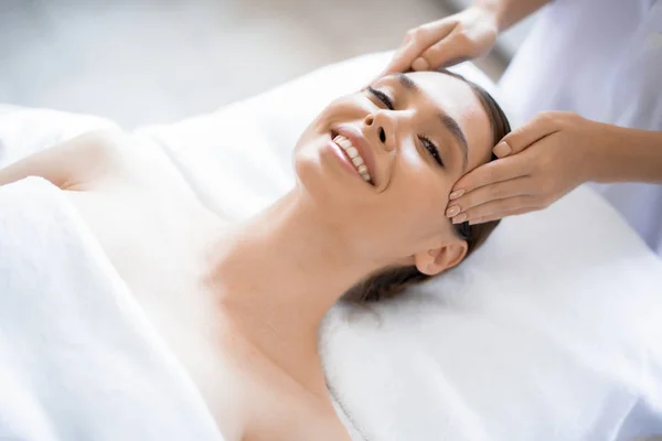 Jonge Lachende Vrouw Genieten Van Gezicht Spa Massage Beautysalon — Stockfoto