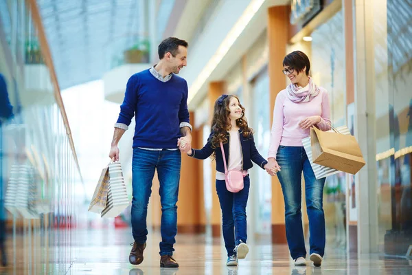 Genitori Loro Figlia Piedi Lungo Centro Commerciale Moderno — Foto Stock