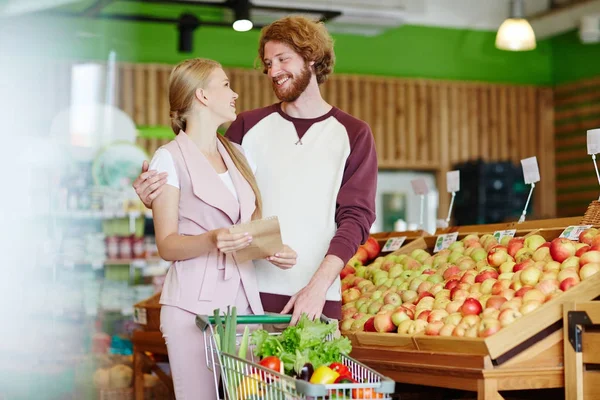 Pareja Cariñosa Con Lista Compras Comprando Productos Hipermercado — Foto de Stock