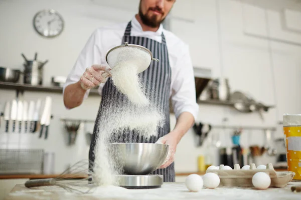 Kocken Sålla Mjöl Genom Bolter Metalliska Skål — Stockfoto