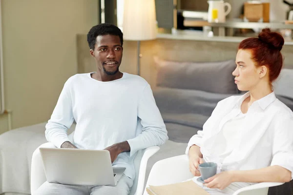 Afro Americano Com Laptop Contemplando Durante Conversa Com Sua Esposa — Fotografia de Stock