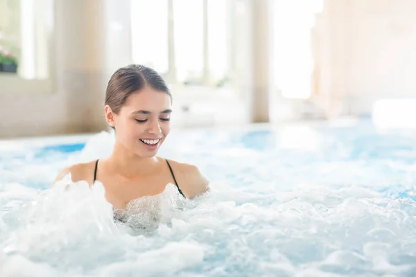 Ung Kvinna Njuter Varma Mjuka Vattenvågor Bubbelpool — Stockfoto