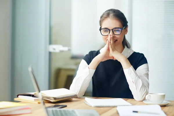 Retrato Cintura Hacia Arriba Del Reflexivo Joven Trabajador Cuello Blanco —  Fotos de Stock