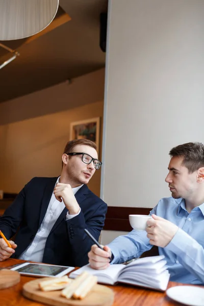 Retrato Duas Pessoas Negócios Discutindo Trabalho Durante Reunião Casual Coffee — Fotografia de Stock