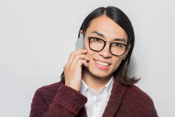 Contemporary Young Man Smartphone Looking Camera — Stock Photo, Image