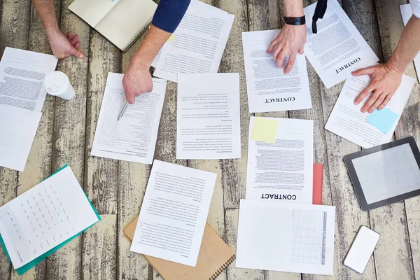 Vue Dessus Des Documents Contrats Assortis Disposés Sur Plancher Bureau — Photo