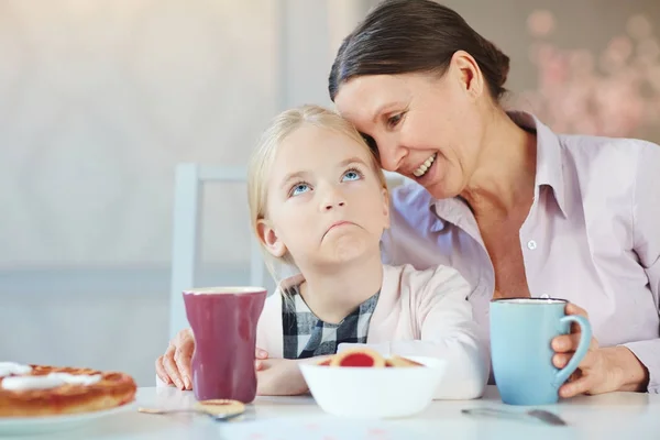 Skeptisches Mädchen Und Ihre Glückliche Großmutter Der Nähe — Stockfoto