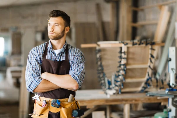 Taille Staand Van Vertrouwen Bebaarde Timmerman Met Armen Gekruist Permanent — Stockfoto