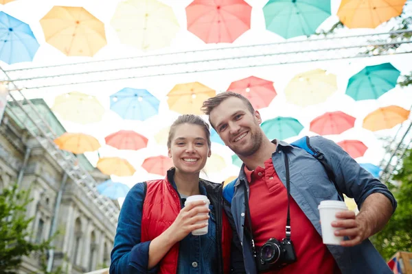 Touristes Aventureux Avec Des Boissons Dans Allée Parapluie — Photo