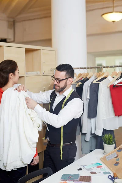 Selbständiger Schneider Der Mit Dem Kunden Seinem Atelier Arbeitet — Stockfoto