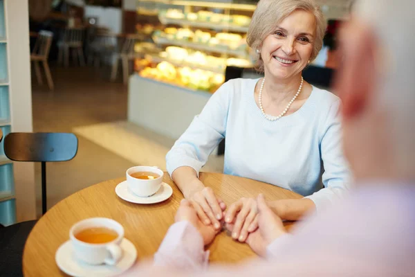 Lycklig Senior Kvinna Tittar Sin Man Och Pratar Med Honom — Stockfoto