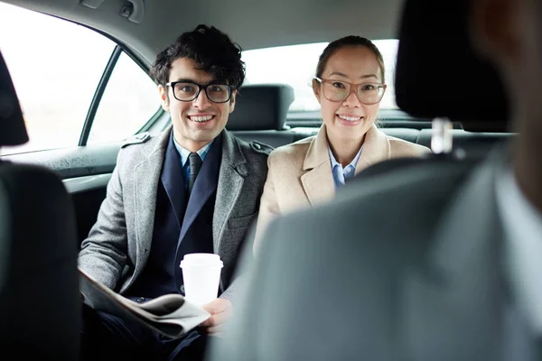 Portret Van Twee Succesvolle Zakenmensen Die Rijden Achterbank Van Een — Stockfoto