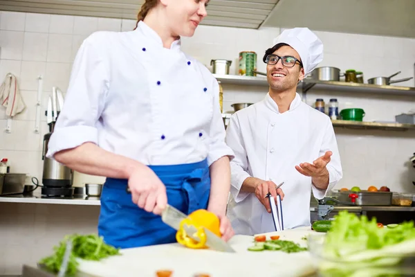 Hedendaagse Chef Kok Uniform Raadpleging Zijn Stagiair Keuken — Stockfoto