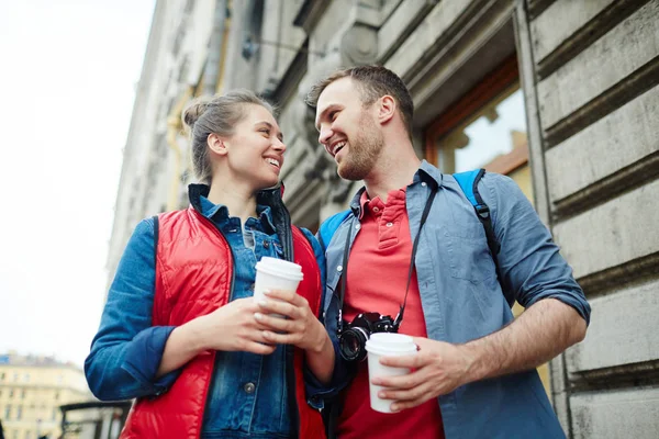 Joven Hombre Mujer Con Bebidas Conversando Durante Tour Aventura —  Fotos de Stock